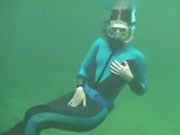 Thủ dâm dưới nước trong biển