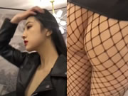 Một người phụ nữ xinh đẹp đang trang điểm.